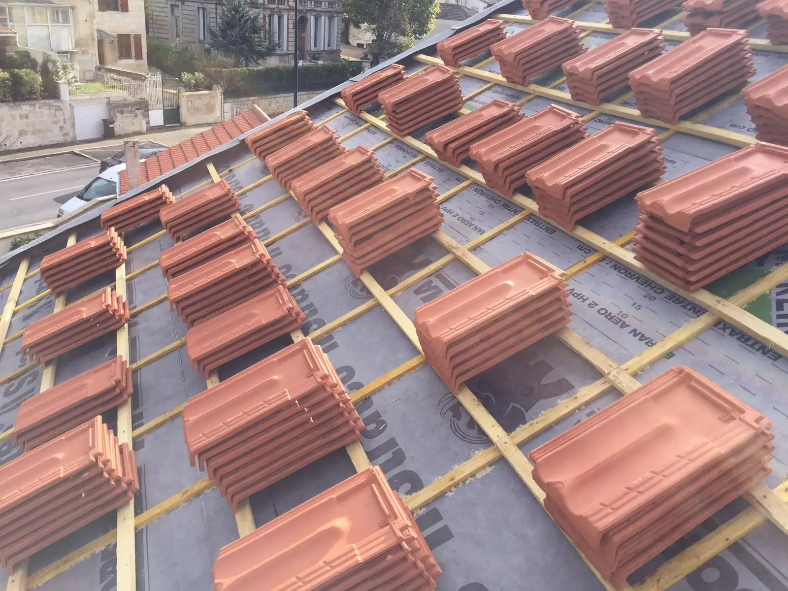 Approvisionnement des tuiles sur le chantier d'une toiture à Marmande