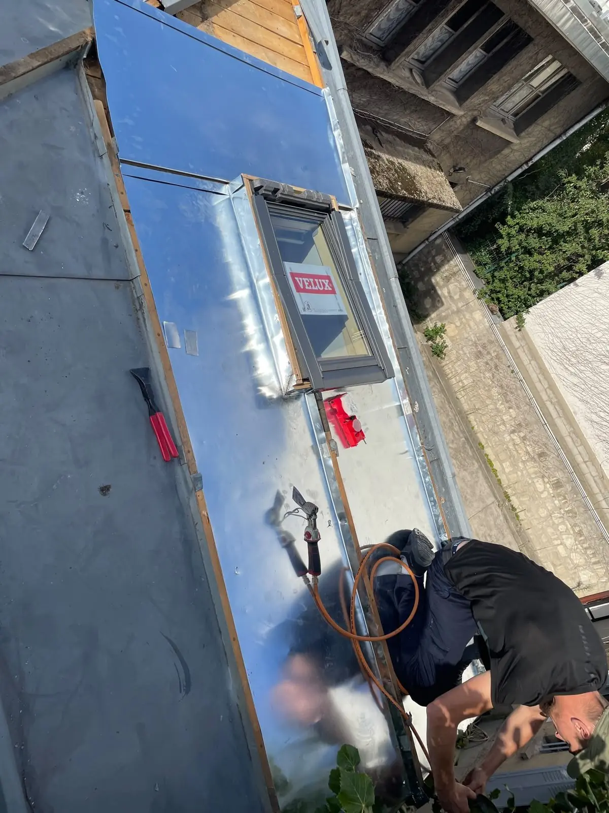 Habillage zinc d'une fenêtre de toit à Marmande