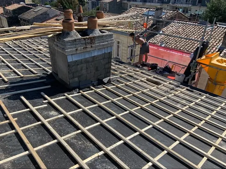 Liteaux autour d'une cheminée pendant la rénovation à Marmande