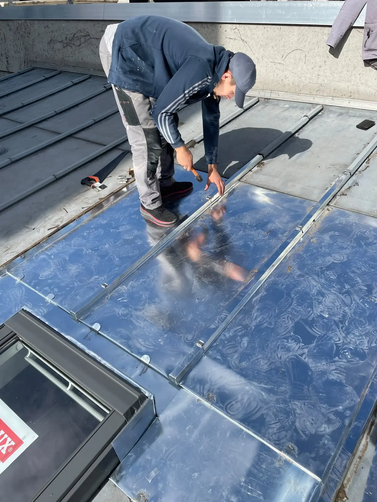 Pose de zinc autour d'une verrière et d'une fenêtre de toit à Marmande