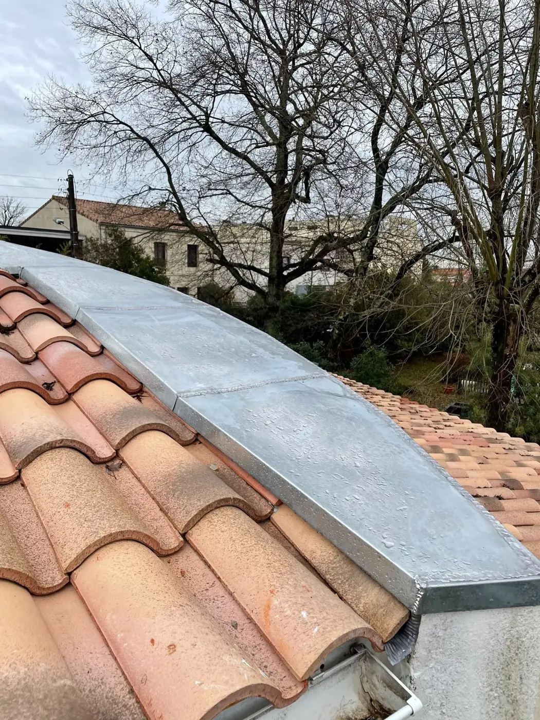 Rive en zinc sur toiture en tuiles canal